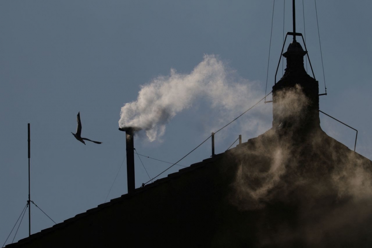 Khói trắng bốc lên ở ống khói của Nhà nguyện Sistine chiều 8/5 (Ảnh: Reuters)