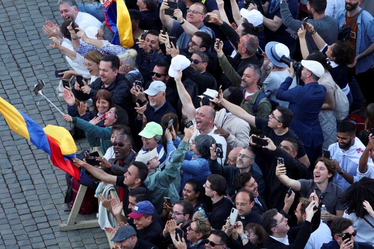 Người dân ở Quảng trường Thánh Peter vui mừng khi khói trắng xuất hiện từ ống khói của Nhà nguyện Sistine (Ảnh: Reuters)