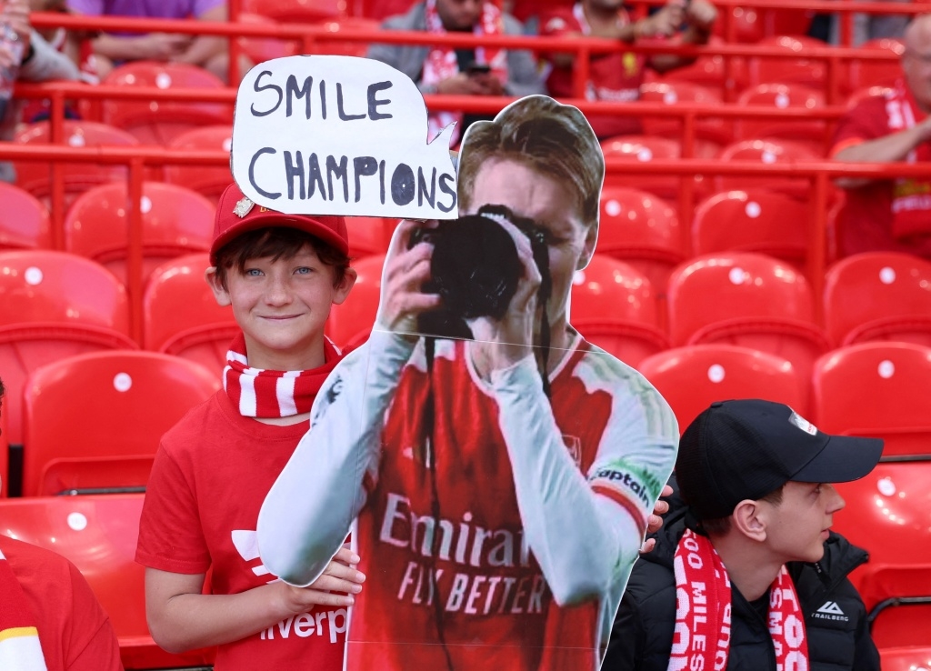 Các CĐV Liverpool "troll" đội khách Arsenal (Ảnh: Reuters)