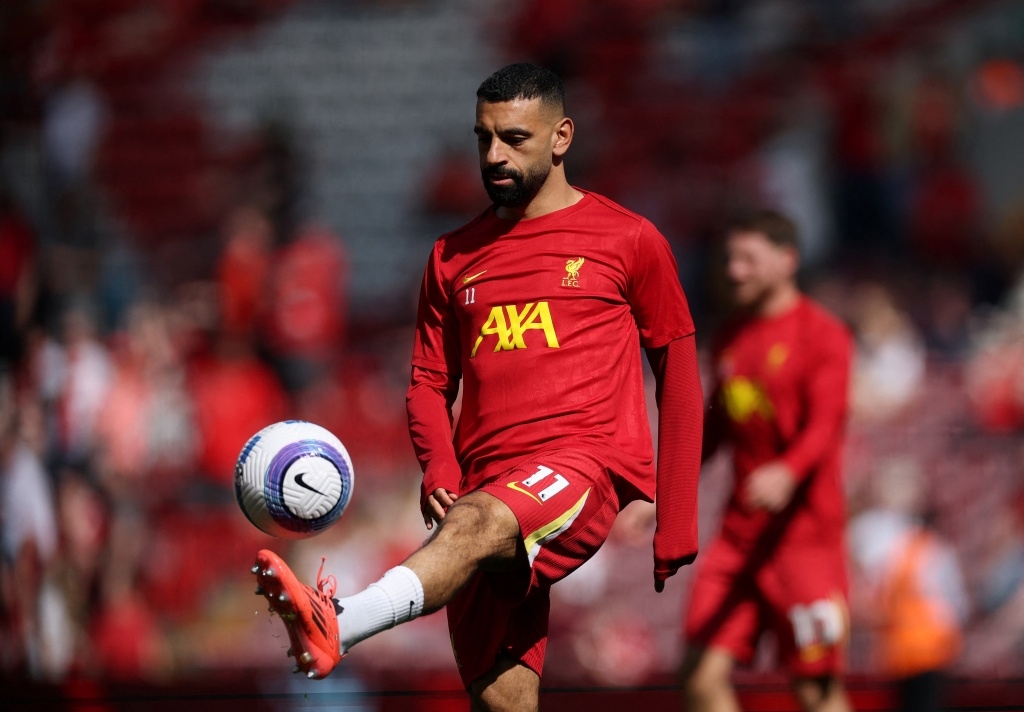 ... trong khi Salah vẫn đá chính (Ảnh: Reuter)