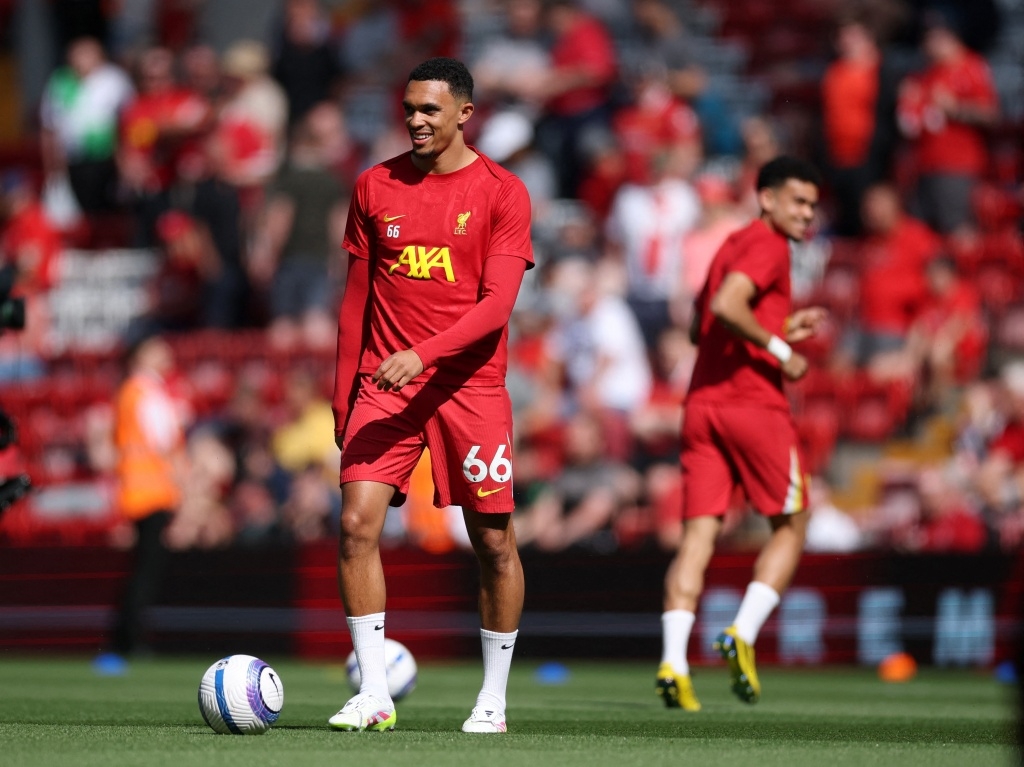 Alexander-Arnold dự bị (Ảnh: Reuters)