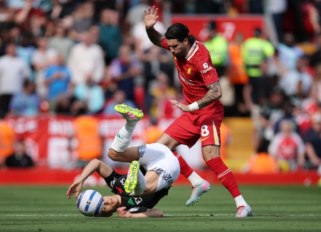 Liverpool và Arsenal chơi đôi công quyết liệt ngay sau tiếng còi khai cuộc (Ảnh: Reuters)