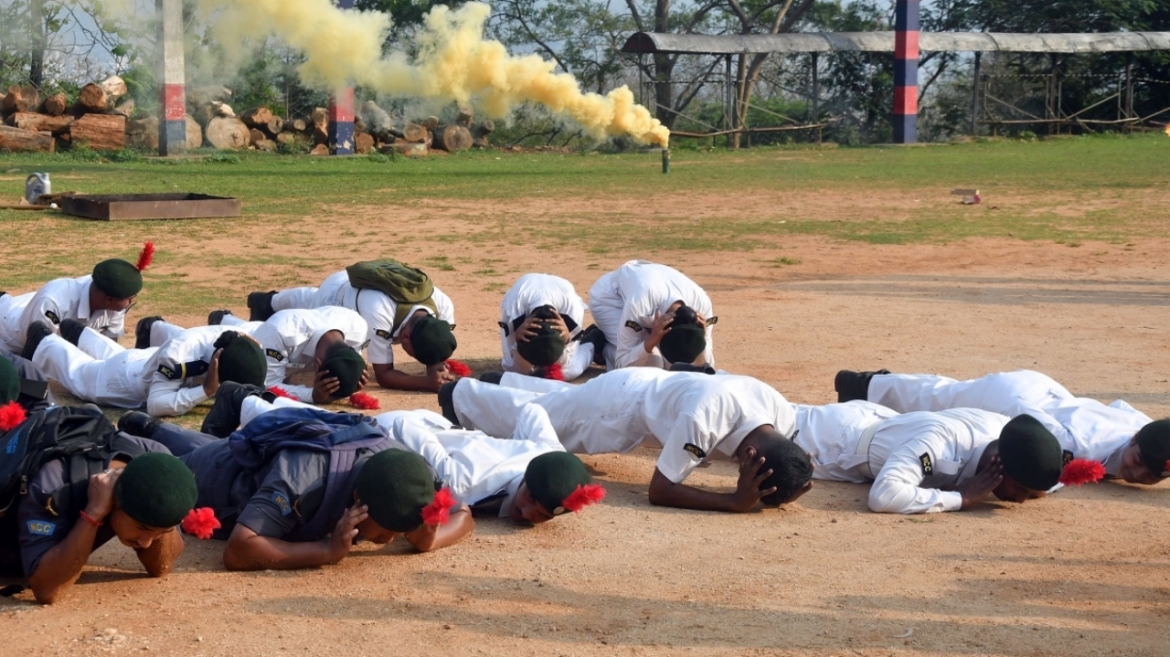 Các học viên thuộc Lực lượng Thiếu sinh quân Ấn Độ tại Guwahati, bang Assam diễn tập trong tình huống bị tấn công (ANI).