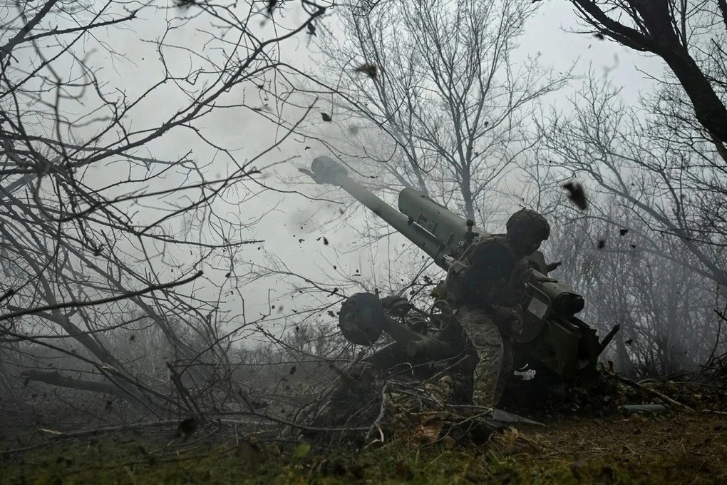 Lính Ukraine khai hỏa về phía vị trí của Nga. (Ảnh: Reuters).