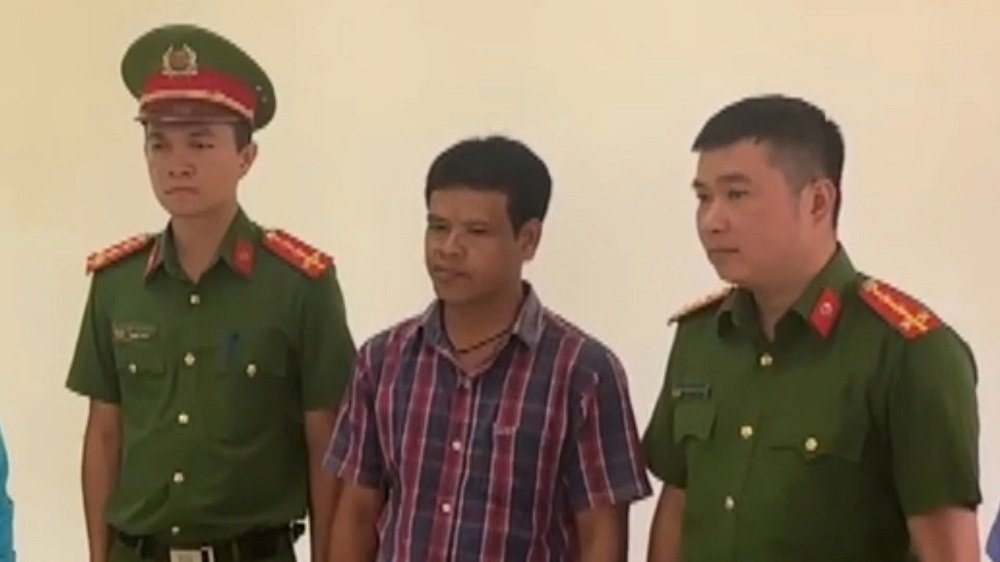 Đinh Văn Nơ (giữa)