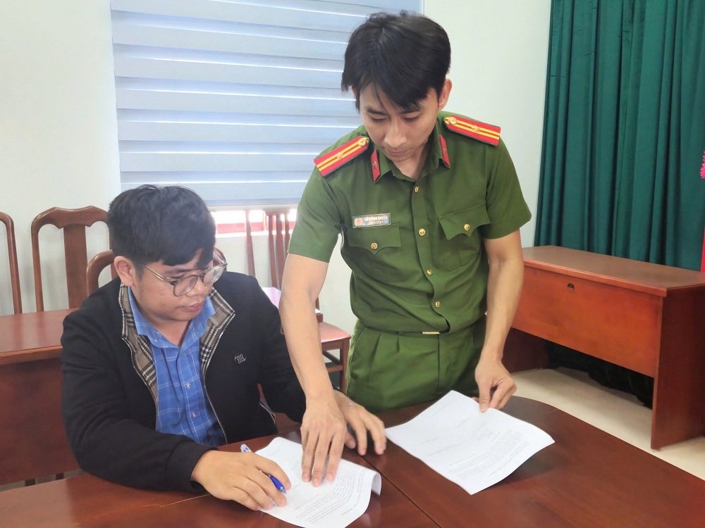 Đặng Mậu Thảo (trái), đã 19 lần nhận tiền của 14 cá nhân, doanh nghiệp với tổng số tiền 71,5 triệu đồng để cấp giấy phép xây dựng nhà ở trái quy định