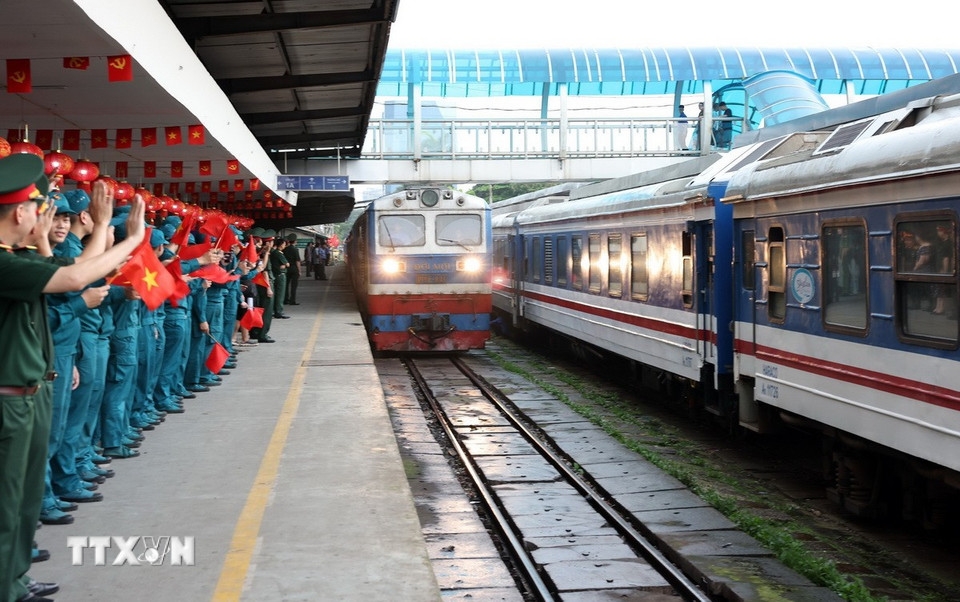 Đoàn tàu SE66 chở cán bộ, chiến sỹ tham gia diễu binh về đến Ga Hà Nội trong sự chào đón hân hoan của lãnh đạo Bộ Quốc phòng và người dân Thủ đô.