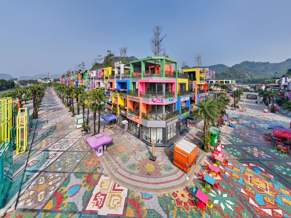 Các dãy phố thương mại với villa, villashop đầy màu sắc tại Flamingo Golden Hill