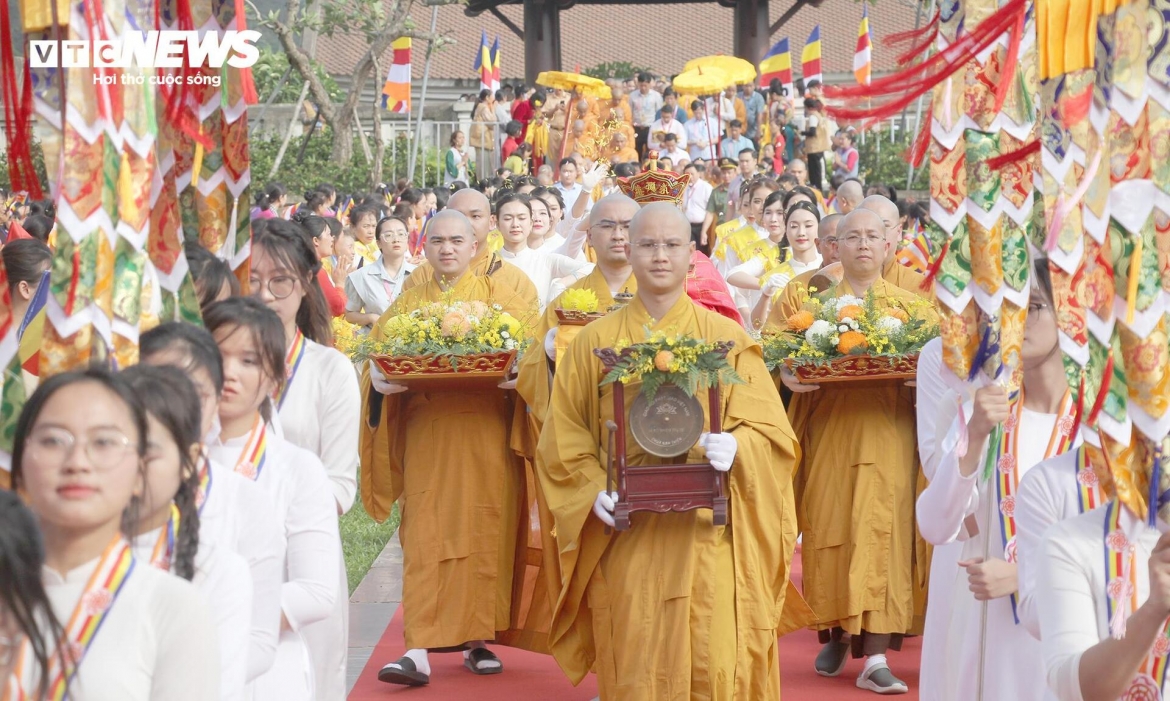 Lễ cung nghinh, an vị Xá lợi Đức Phật tại Cung Trúc Lâm Yên Tử được tổ chức với những nghi lễ trang trọng, linh thiêng.
