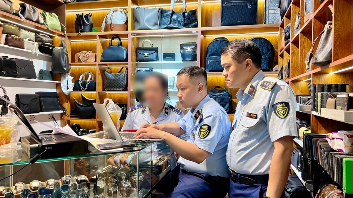 Phòng Nghiệp vụ Quản lý thị trường tiến hành kiểm tra tại các điểm kinh doanh trong Trung tâm Thương mại Saigon Square