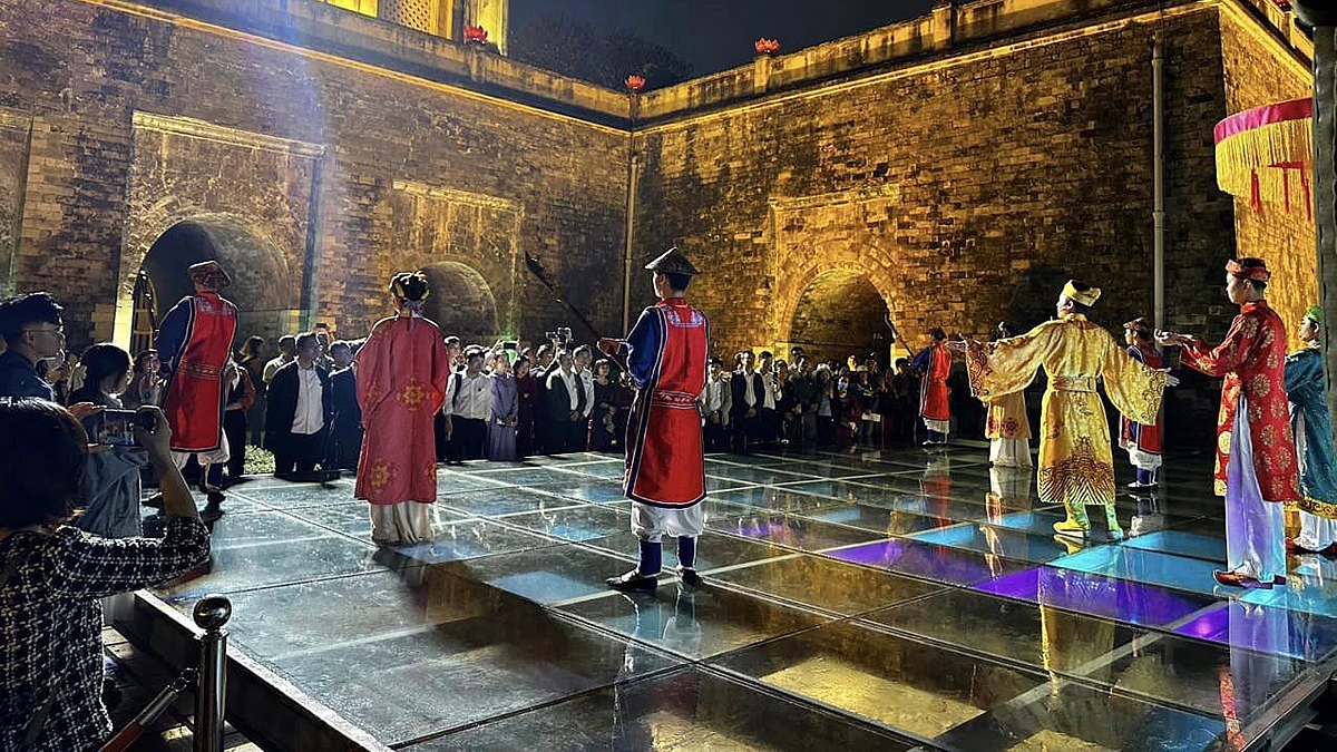 Tour đêm Hoàng thành Thăng Long.