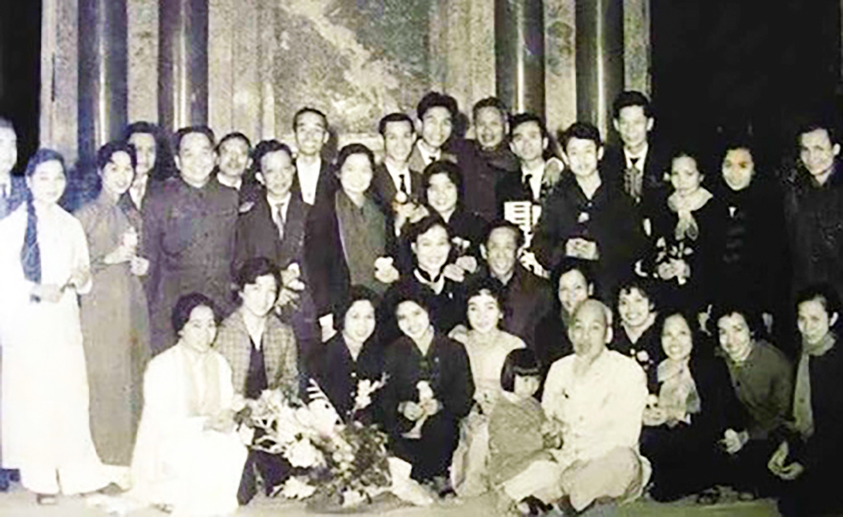 Bác Hồ với cán bộ, phóng viên, nghệ sĩ Đài Tiếng nói Việt Nam năm 1967 (Ảnh tư liệu)