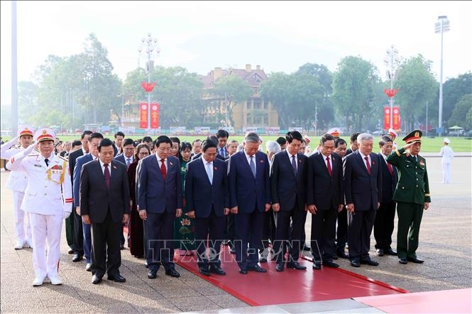 Các lãnh đạo Đảng, Nhà nước và đại biểu Quốc hội dự Kỳ họp thứ 9 vào Lăng viếng Chủ tịch Hồ Chí Minh