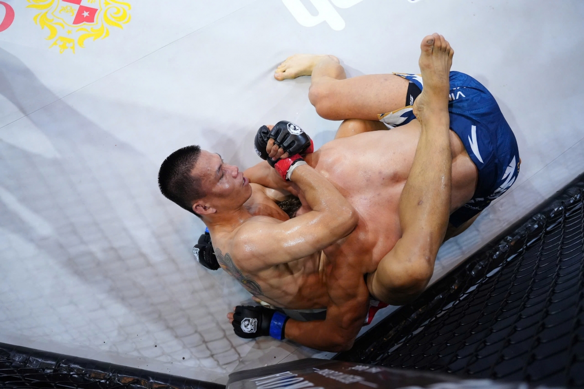 Đại diện Việt Nam bị đè xuống sàn gần 5 phút và phải đối mặt với hàng loạt đòn đánh của đối thủ. 