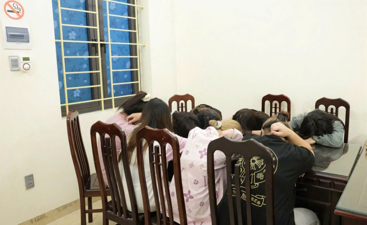 Các nữ nhân viên của Hùng, Hoàng có độ tuổi từ 14 tuổi đến 19 tuổi, đến từ những gia đình khó khăn ở vùng cao, bỏ học sớm 