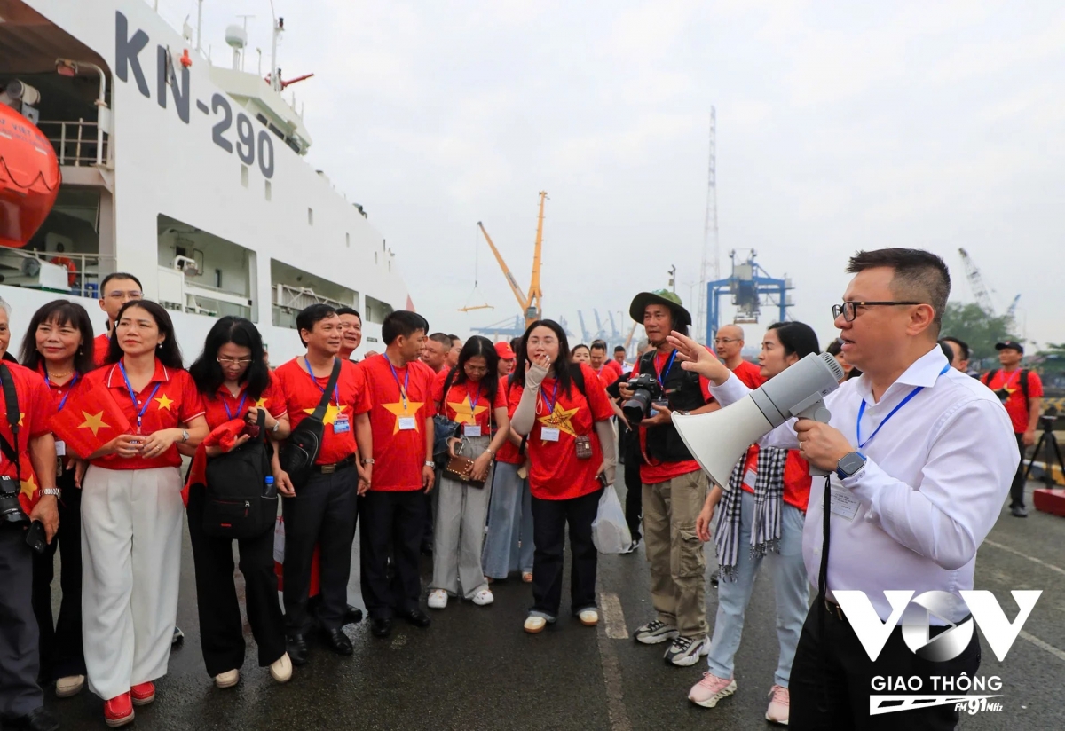 Nhà báo Lê Quốc Minh phát động phong trào thi đua quyết tâm hoàn thành xuất sắc nhiệm vụ chuyến đi của đoàn, thăm, động viên quân và dân Trường Sa, Nhà giàn DK1