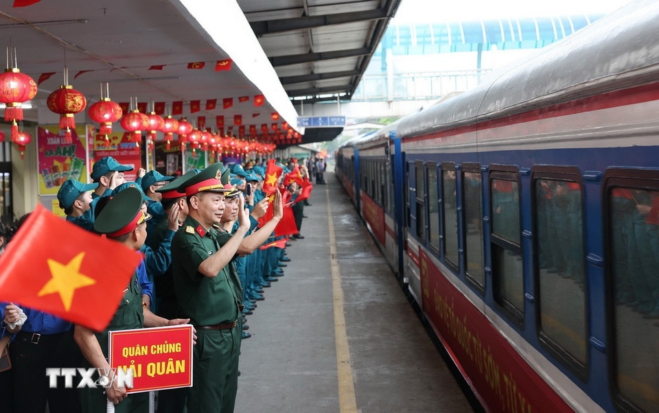 Cán bộ, chiến sỹ tham gia diễu binh về đến Ga Hà Nội trong sự chào đón nồng nhiệt của lãnh đạo Bộ Quốc phòng và người dân.