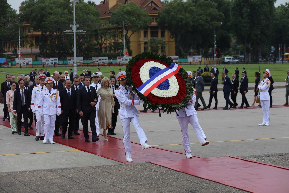 Trước đó, cũng trong sáng 26/5, Tổng thống Pháp Emmanuel Macron và Phu nhân cùng Đoàn đại biểu cấp cao tới đặt vòng hoa và vào Lăng viếng Chủ tịch Hồ Chí Minh