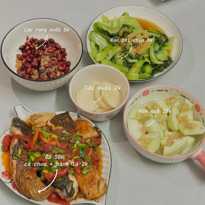 Mâm cơm gồm các món lạc rang, cá sốt cà chua, cà muối, cải chip xào tỏi, dưa lê.