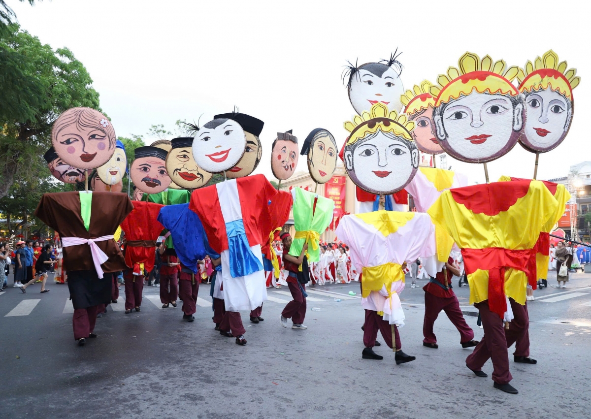 Trong lễ diễu hành, các Nhà hát múa rối, các đoàn nghệ thuật trình diễn những động tác, các trò dân gian, hoạt náo, kết hợp giữa nghệ thuật múa rối và nghệ thuật đường phố.