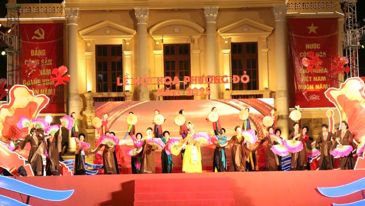 Tiết mục múa rối "Con Rồng cháu Tiên" do các nghệ sĩ biểu diễn trong chương trình khai mạc Liên hoan múa rối Hải Phòng mở rộng lần thứ 3 năm 2025.