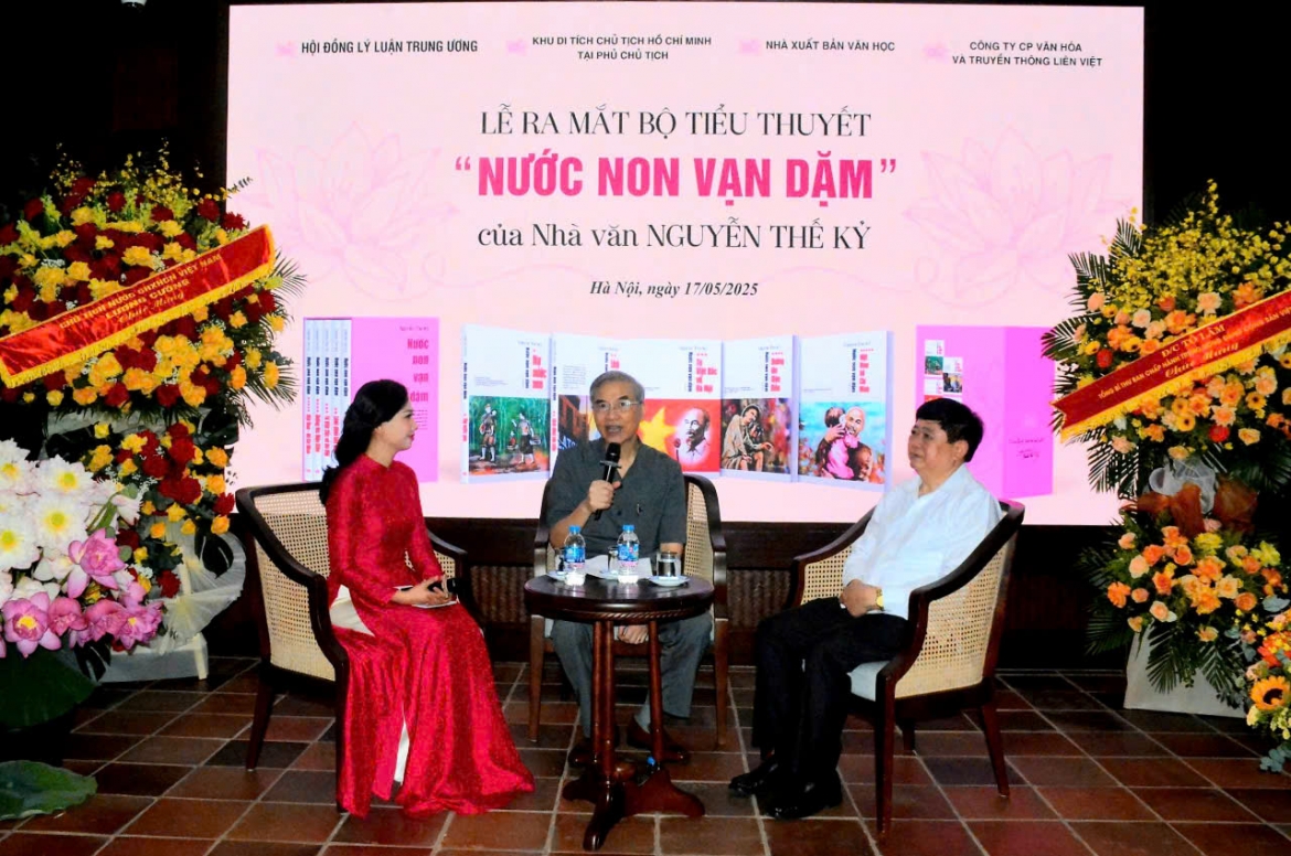 Nhà văn, nhà báo Nguyễn Thế Kỷ chia sẻ với khách mời tại buổi ra mắt sách