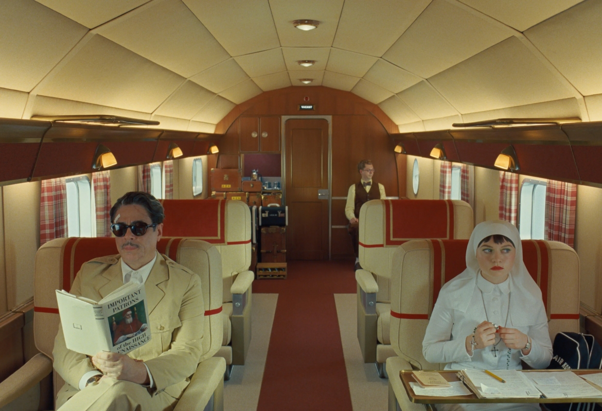 HÌnh ảnh trong phim “The Phoenician Scheme” của đạo diễn Wes Anderson.