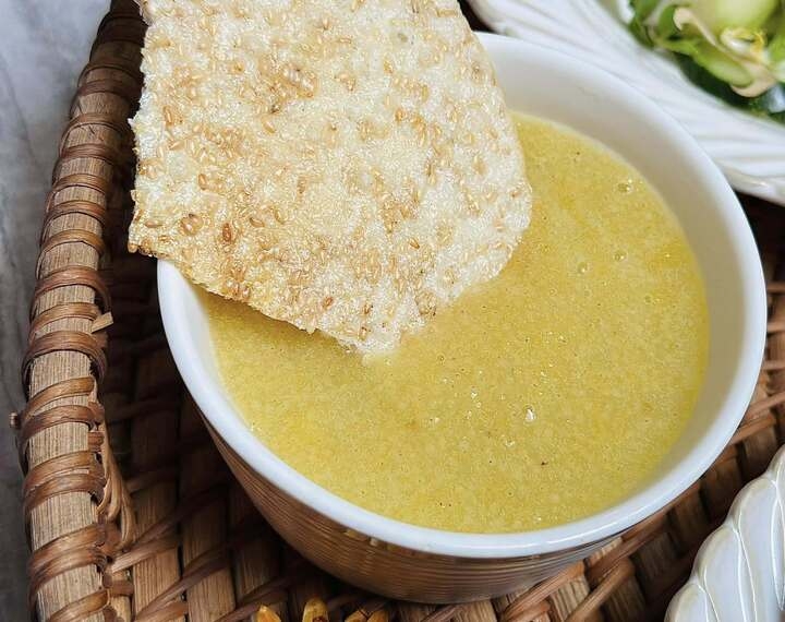 Chè kê thường được ăn kèm với bánh tráng vừng giòn rụm.