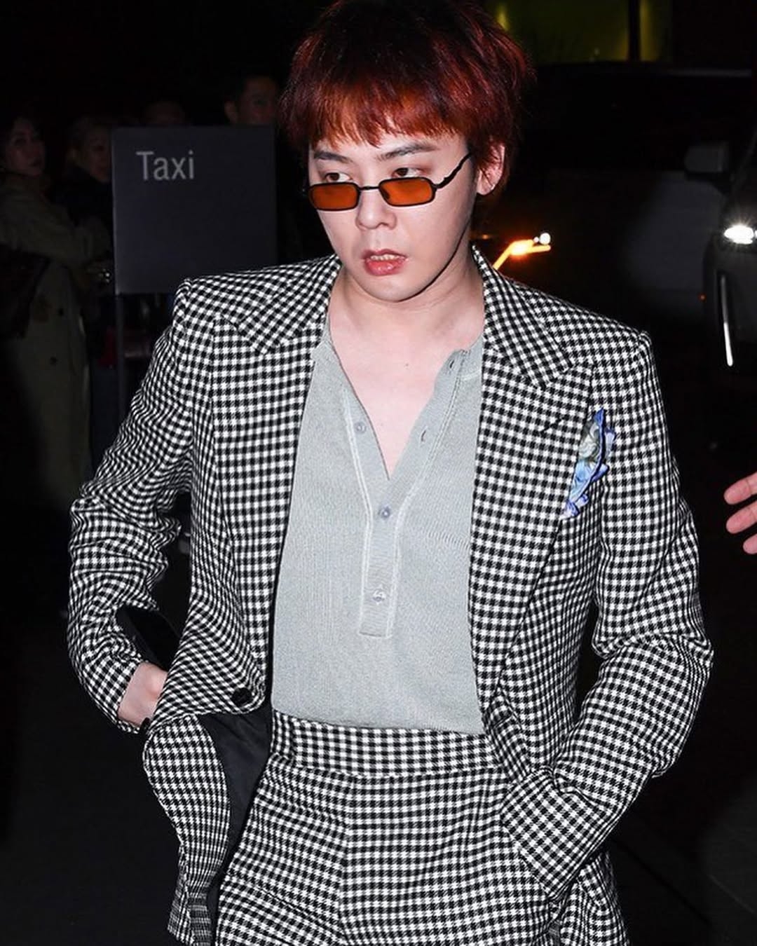 Một món đồ thời trang nằm trong số những phụ kiện đắt nhất của G-Dragon là kính râm mắt màu cam Kuboraum Mask Z18. Ngôi sao hàng đầu K-pop sở hữu một số cặp kính râm với nhiều hình dạng và màu mắt khác nhau, nhưng cặp kính râm Kuboraum là một trong những món đồ đặc sắc nhất của anh. Kuboraum Mask Z18 có giá khoảng 819 USD (21 triệu đồng).