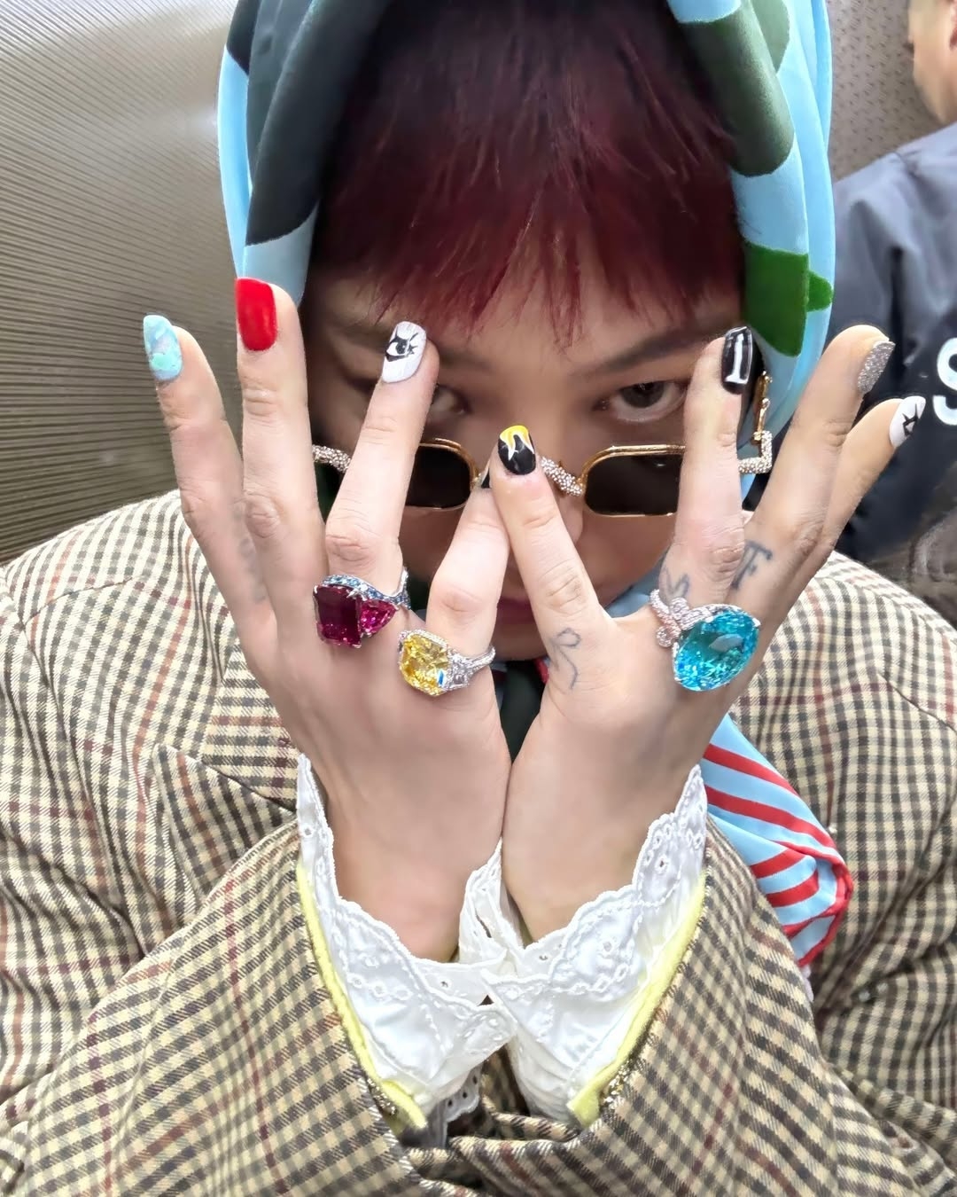 Trong MV "Power", G-Dragon xuất hiện với bộ ba chiếc nhẫn đính kim cương và đá quý của thương hiệu Jacob &amp; Co. Ngay lập tức, giá trị của ba chiếc nhẫn đã trở thành một trong những đề tài được bàn tán sôi nổi bởi mức giá khủng. Món trang sức này trị giá 6,4 triệu USD (165 tỷ đồng).