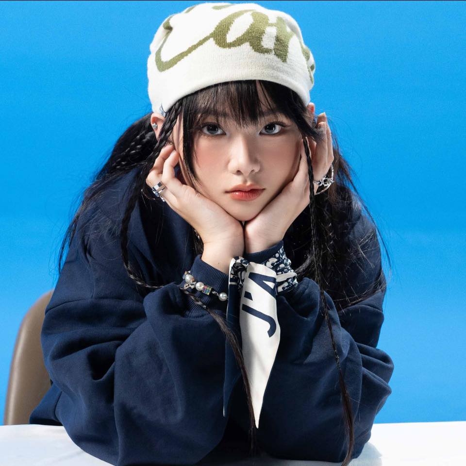 Bên cạnh tài năng âm nhạc, Ánh Sáng AZA có thể nói được 4 thứ tiếng Việt, Anh, Thái, Nhật. Tại buổi ra mắt chương trình Em xinh "say hi", cô khiến khán giả ngưỡng mộ với khả năng ngoại ngữ. Ánh Sáng AZA chia sẻ muốn mang theo nguồn năng lượng tuổi trẻ, nhiệt huyết Gen Z và khát khao toả sáng bằng chính giọng hát và câu chuyện đầy cảm hứng của mình đến với chương trình.