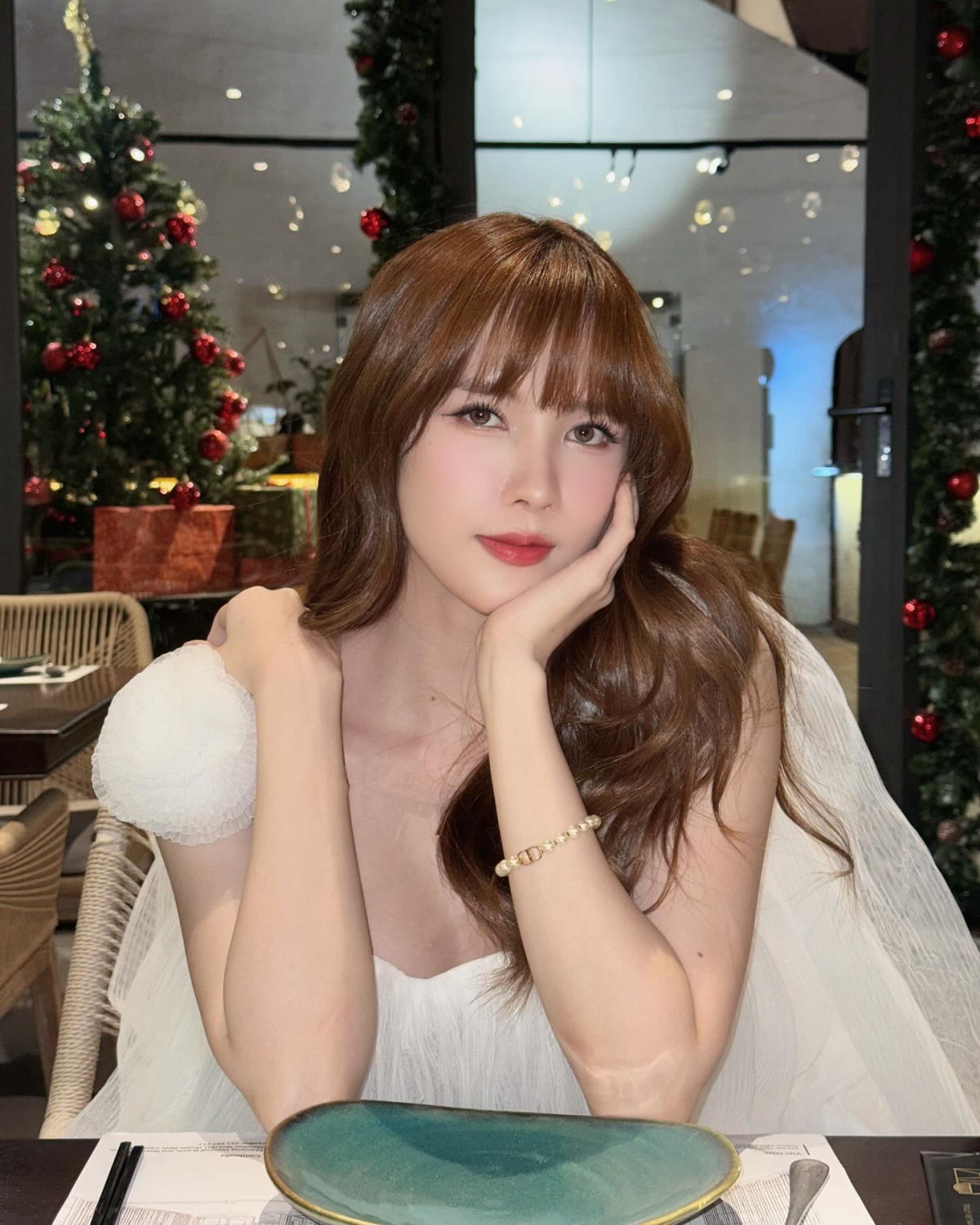 Thiều Bảo Trâm trải lòng: "Đã từng có những khoảnh khắc mình cảm thấy chênh vênh, lo lắng và sợ hãi. Nhưng cũng có những giây phút hạnh phúc đến mức không thể diễn tả thành lời. Mình không phải là người giỏi chia sẻ cảm xúc, nhưng ngay lúc này, mình thật lòng muốn nói lời cảm ơn đến tất cả mọi người những ai đã luôn đồng hành và yêu thương âm nhạc của mình".