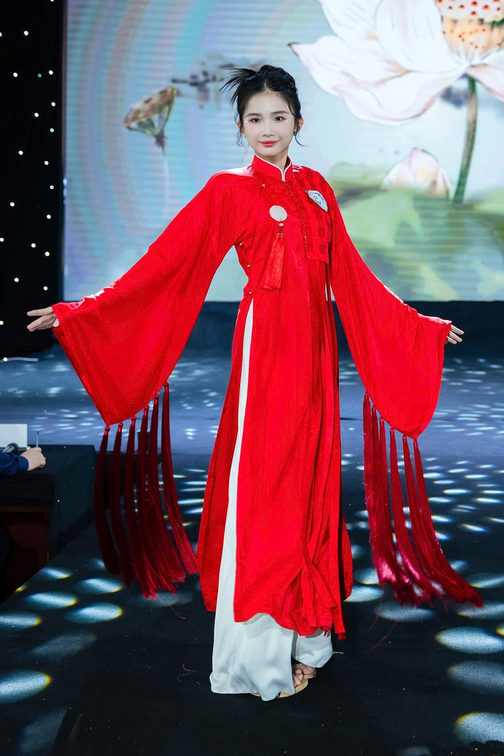 Ngay từ những vòng thi đầu tiên, Yến Trang đã gây ấn tượng mạnh mẽ với ban giám khảo bởi gương mặt sáng sân khấu, thần thái trình diễn cuốn hút và kỹ năng catwalk chuyên nghiệp.