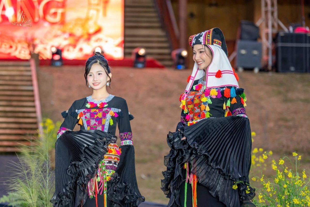 Trước đó, Yến Trang từng xuất hiện trên nhiều sàn diễn thời trang lớn nhỏ.