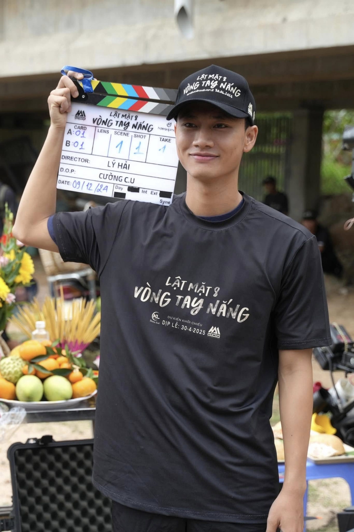 "Lật mặt 8: Vòng tay nắng" do đạo diễn Lý Hải thực hiện xoay quanh Tâm (Đoàn Thế Vinh thủ vai), một chàng trai 17 tuổi sống tại miền Trung đầy nắng gió, mang trong mình đam mê mãnh liệt với âm nhạc. Tuy nhiên, ước mơ của cậu liên tục bị kìm hãm bởi những kỳ vọng và quan điểm bảo thủ từ người cha (Long Đẹp Trai thủ vai).