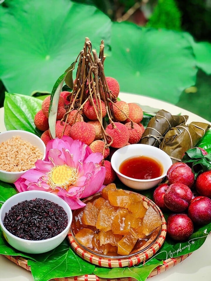 Tết Đoan ngọ ăn gì để diệt sâu bọ? Mận và vải là hai loại trái cây không thể thiếu đối với người miền Bắc. (Ảnh: Ngọc Phượng)