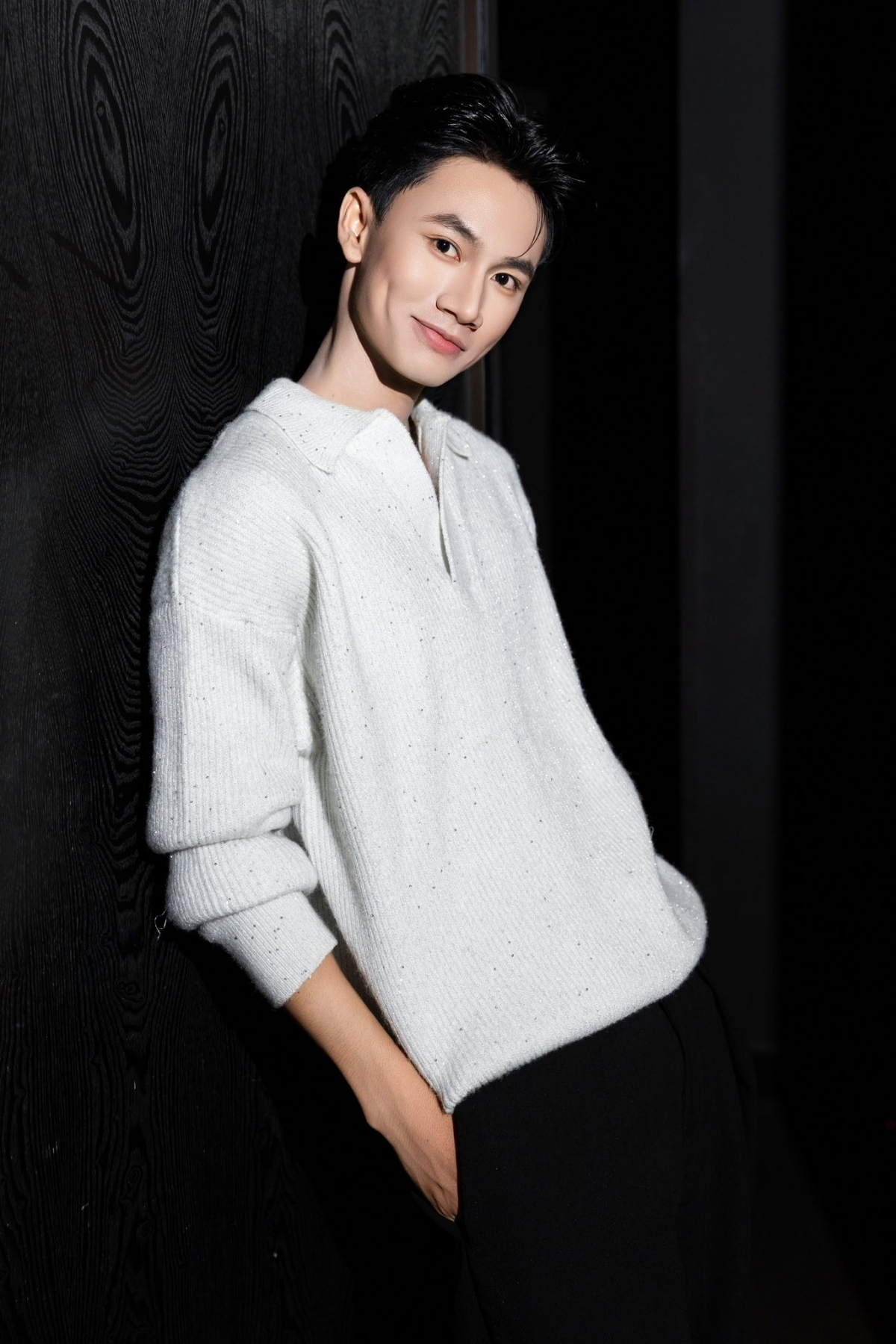 Đoàn Thế Vinh sinh năm 1999 ở Bình Định, từng theo học tại Đại học Kinh tế TP.HCM trước khi rẽ hướng nghệ thuật. Anh từng tham gia một số dự án như phim ngắn "Mùa hè rực rỡ", đóng vai chính trong dự án truyền hình "Tuổi trẻ giá bao nhiêu?", lên sóng năm 2024.