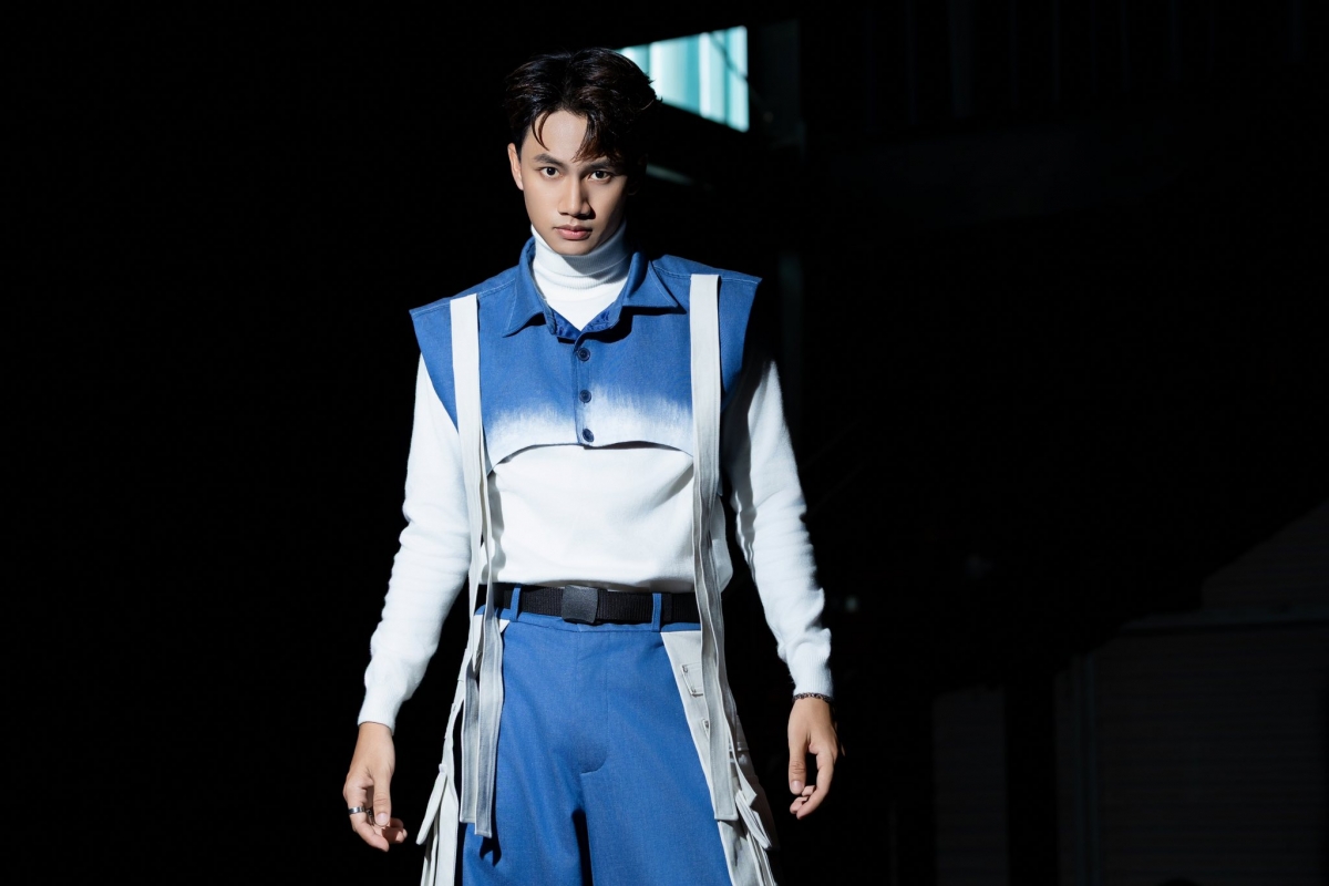 Đoàn Thế Vinh chia sẻ anh cảm thấy áp lực trong lần đầu đóng phim điện ảnh. Anh dành nhiều tháng tập luyện thể lực, diễn xuất trước khi phim bấm máy. Trong một lần tập luyện, anh gặp tai nạn khi thực hiện nhào lộn, chấn thương ở cổ, mất một tuần hồi phục.