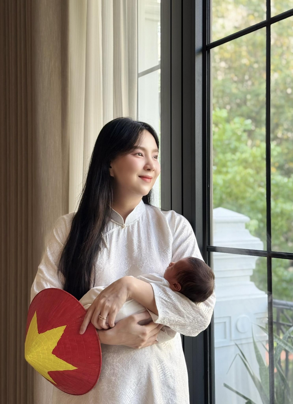 MC Mai Ngọc cho biết bản thân đã giảm thêm 1kg và hiện tại dành toàn bộ thời gian trong ngày để ở bên cạnh nhóc tỳ.