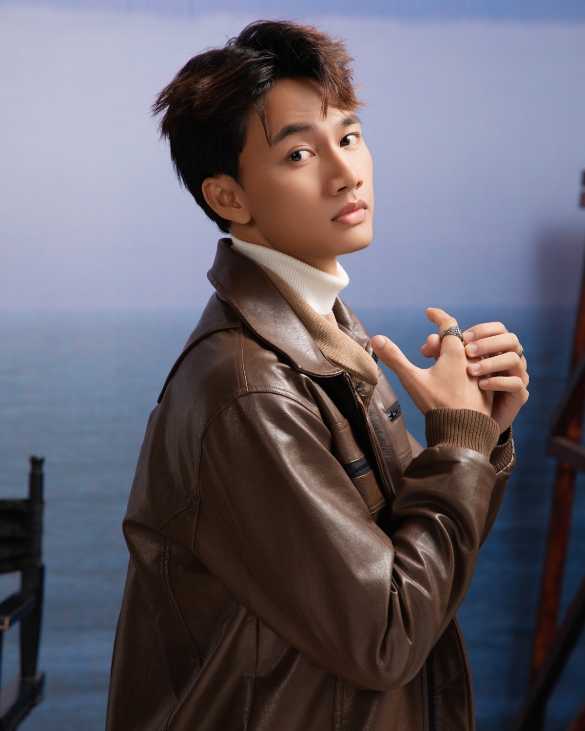 Để vào vai Tâm, Đoàn Thế Vinh đã chủ động giảm khoảng 4kg, nhuộm da, nhuộm tóc màu cháy nắng để phù hợp với ngoại hình của một chàng trai thôn quê miền biển. Anh cũng tập hát, học piano điện để nhập vai tròn trịa hơn.