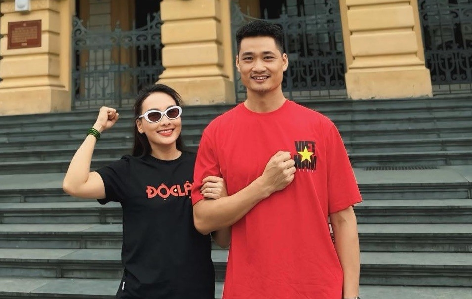 Diễn viên Bảo Thanh và ông xã mặc áo phông in chữ Độc lập, Việt Nam check-in Nhà hát Lớn, hòa vào niềm vui chung của cả nước dịp đại lễ. Những ngày này, áo phông in hình cờ đỏ sao vàng hay tiêu ngữ Độc lập - Tự do - Hạnh phúc bán đắt hàng.