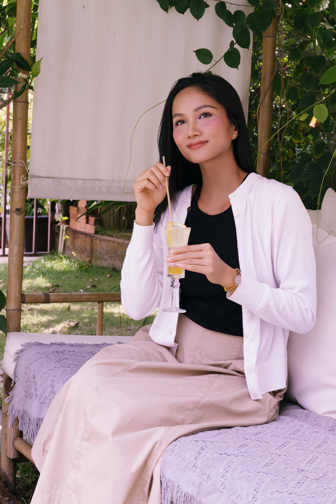 “Chúc cả nhà có những ngày nghỉ Lễ thật ý nghĩa và nhiều niềm vui bên cạnh gia đình, người thân, bạn bè nha. Năm nay Hen đón lễ ở thành phố, có ba mẹ và các cháu Hen lên chơi nữa”, H'Hen Niê tận hưởng kỳ nghỉ lễ bên gia đình.