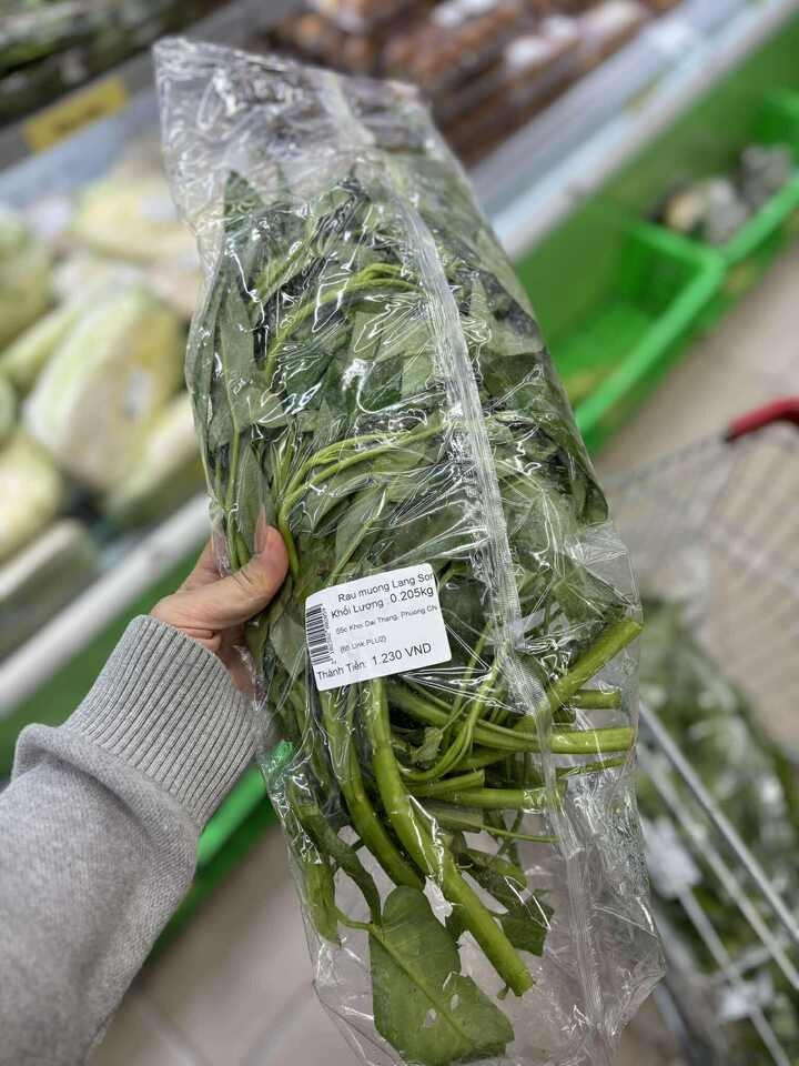Một bữa rau muống chỉ với giá 1.200 đồng