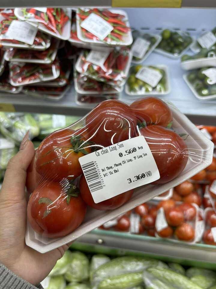 Các loại rau củ quả ở siêu thị được đóng gói với giá rất rẻ.