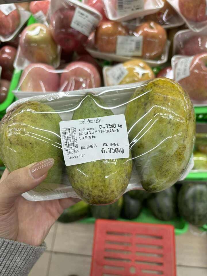 Các loại rau củ quả ở siêu thị được đóng gói với giá rất rẻ.