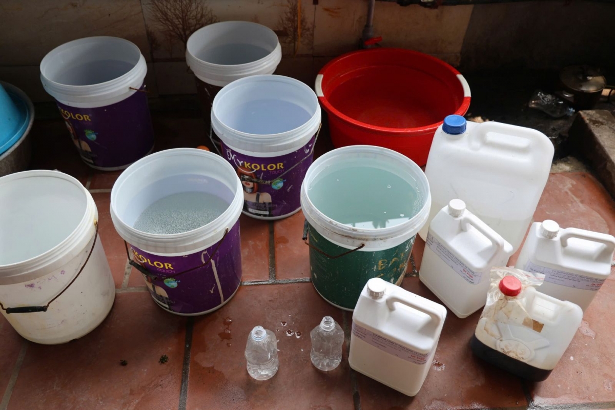 Các dụng cụ và dung dịch để sản xuất mỹ phẩm giả