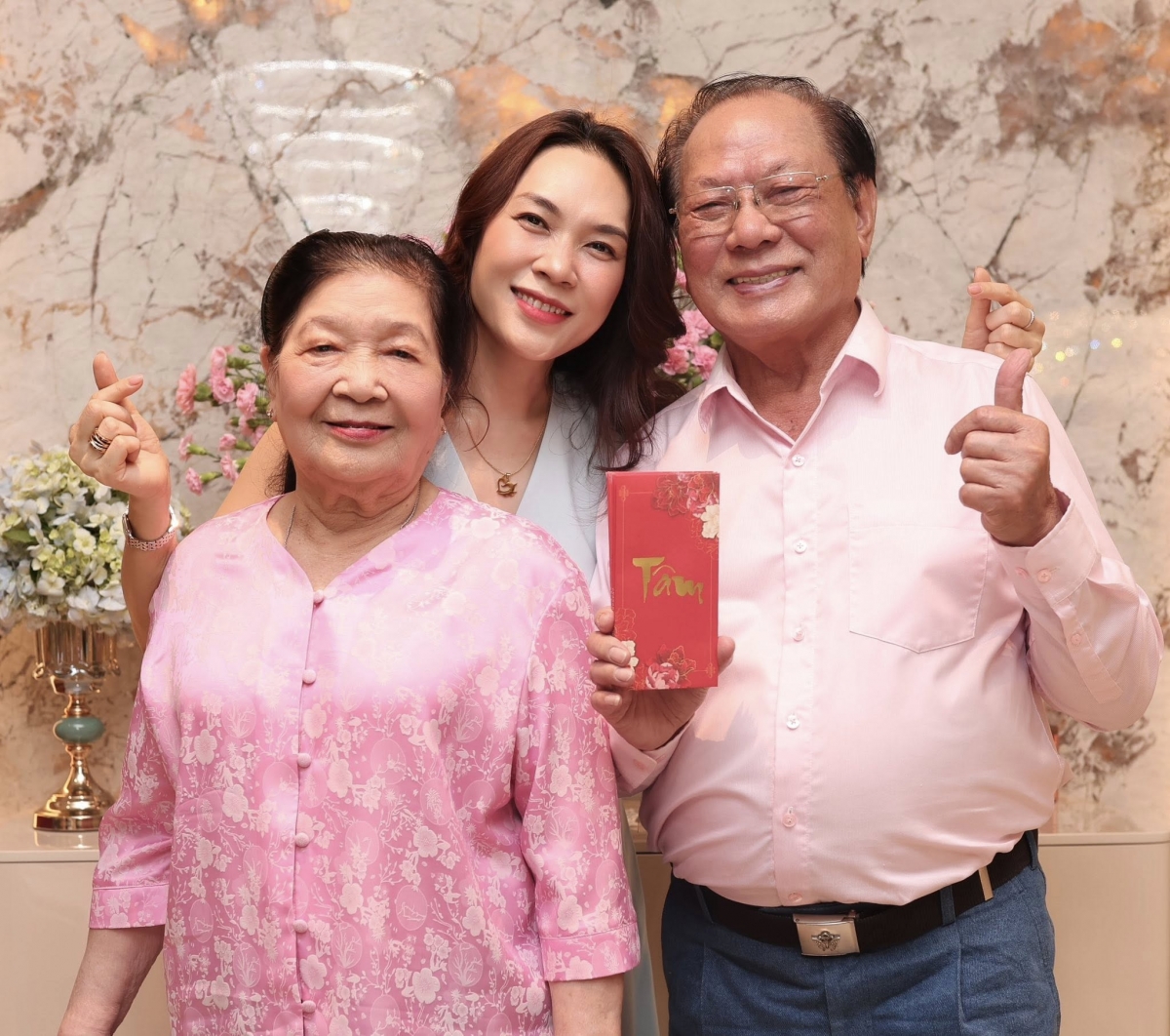 Mỹ Tâm mừng sinh nhật bố. Cô bày tỏ: “Mừng sinh nhật ba yêu. Con hạnh phúc nhất đời khi được đón sinh nhật ba cùng với mẹ và các anh chị em và con cháu. Con chỉ cầu mong ba mẹ luôn vui vẻ và thật khoẻ mạnh để mãi ở bên con cháu. Cảm ơn ba mẹ yêu của con”. (Nguồn: FBNV)