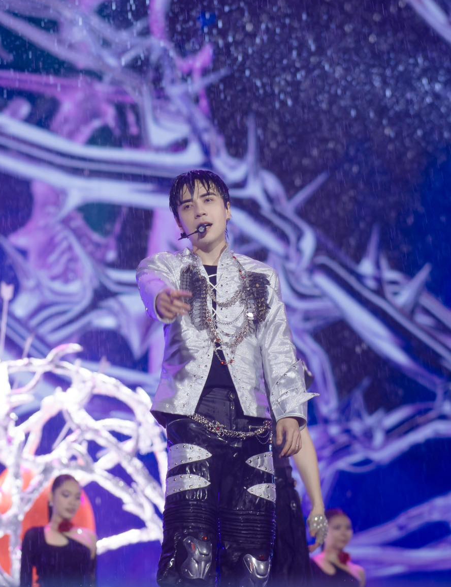 Quang Hùng MasterD ướt sũng trên sân khấu