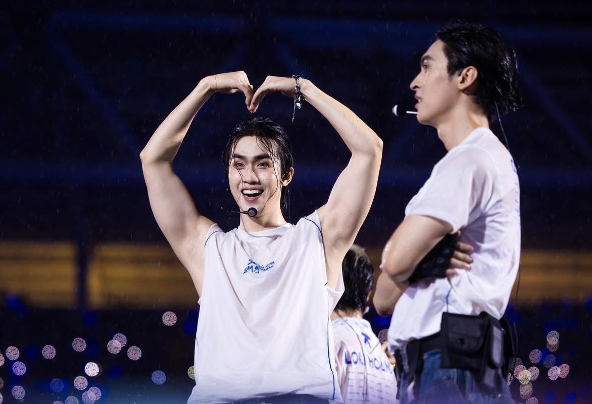 Các anh trai thể hiện tình cảm với người hâm mộ