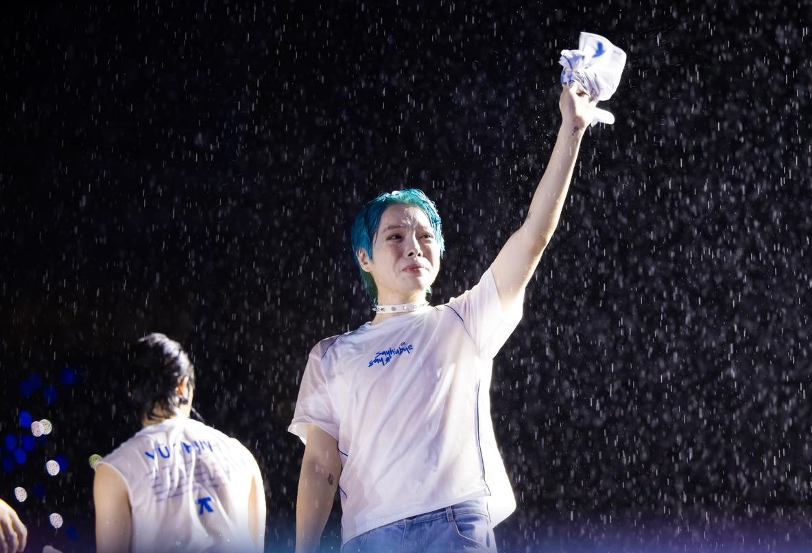 Đức Phúc xúc động trước tình cảm của hàng chục nghìn khán giả tại sân Mỹ Đình